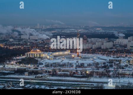 Der Victory Park ist ein architektonisches Ensemble mit Denkmälern und Obelisken im Winter in Moskau, Russland Stockfoto