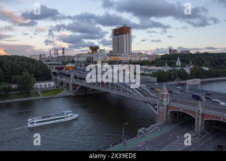 Gebäude der Russischen Akademie der Wissenschaften und Andrejewski-Brücke am Abend, Moskau, Russland Stockfoto