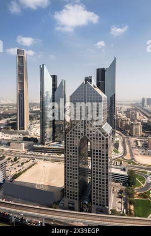 DUBAI, VAE - 8. JAN 2017: Dusit Thani Dubai Hotel und andere Wolkenkratzer, Dusit Thani Dubai liegt an der Sheikh Zayed Road, im Herzen von Dubai fina Stockfoto