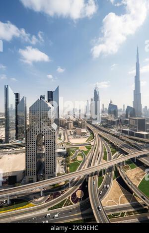 Großer Verkehrsknotenpunkt Burj Khalifa und andere Wolkenkratzer in Dubai City, VAE Stockfoto