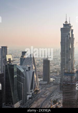 DUBAI, VAE - 9. JAN 2017: JW Marriott Marquis, Höhe des JW Marriott Marquis - 355 Meter, das ist das höchste Hotel der Welt Stockfoto