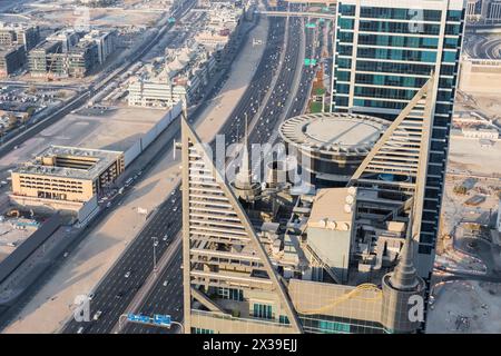 DUBAI, VAE - 9. JAN 2017: Dach der City Premiere Hotel Apartments, Sheikh Zaid Highway Stockfoto