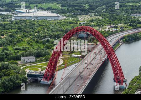 MOSKAU – 13. Juni 2014: Die Schiwopisny-Brücke ist eine Kabelbrücke, die den Fluss Moskva im Nordwesten überspannt. Es ist die erste Seilbrücke in Moskau Stockfoto