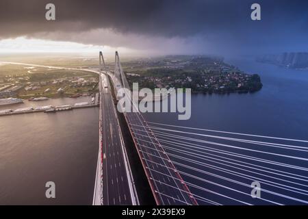 ST. PETERSBURG, RUSSLAND - 23. Juli 2014: Blick vom Pylon auf die große Obuchov-Brücke. Die Gesamtlänge der Brücke beträgt 2884 Meter Stockfoto