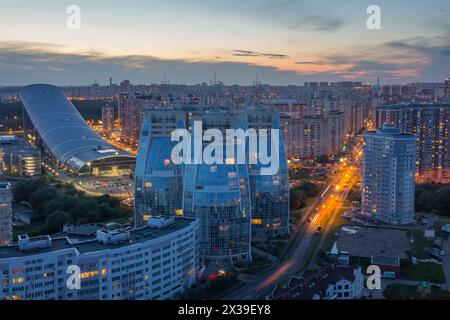 KRASNOGORSK, RUSSLAND - Juni 8,2016: Wohnkomplex Segeln, künstliches Skigebiet Snowball am Abend. Krasnogorsk ist die Stadt am Fluss Moskva. Stockfoto