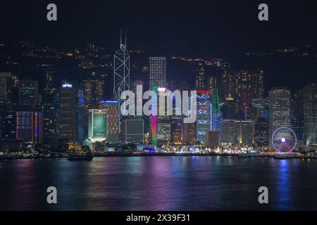 HONGKONG, CHINA - 2. Februar 2016: Nächtlicher Blick auf den Victoria Harbour. Victoria Harbour ist ein natürlicher landförmiger Hafen zwischen Hong Kong Island und Kow Stockfoto