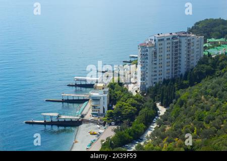 Wunderschöne Küste und Hotel in der Nähe des blauen Meeres am Sommertag auf der Krim, Russland Stockfoto