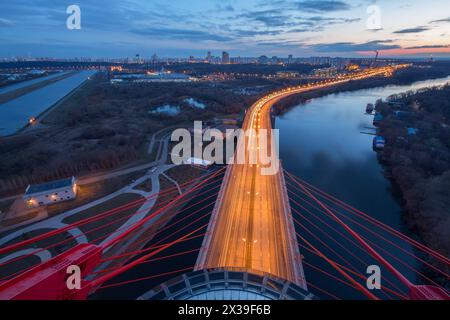 MOSKAU, RUSSLAND - 18. April 2014: Schiwopisny-Brücke bei Sonnenuntergang. Es handelt sich um die erste Seilbrücke in Moskau, die am 27. Dezember 2007 eröffnet wurde Stockfoto