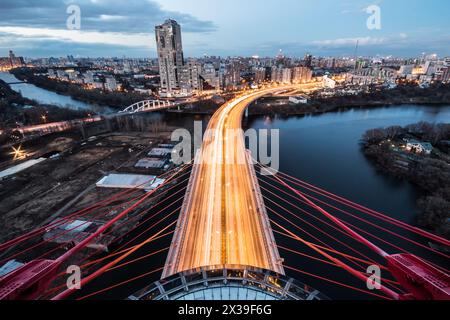 MOSKAU - 18. April 2014: (Ansicht von oben) Schiwopisny-Brücke. Es handelt sich um die erste Seilbrücke in Moskau, die am 27. Dezember 2007 eröffnet wurde Stockfoto