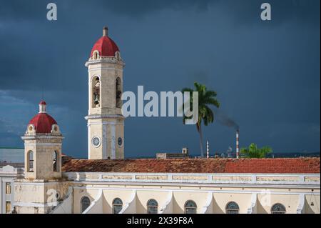 Sturmwolken dahinter, Cienfuegos Kathedrale, mit Blick auf Parques Jose Marti, Cienfuegos, Kuba Stockfoto