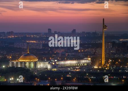 Der Victory Park ist ein architektonisches Ensemble mit Denkmälern, Obelisken am Abend in Moskau, Russland Stockfoto