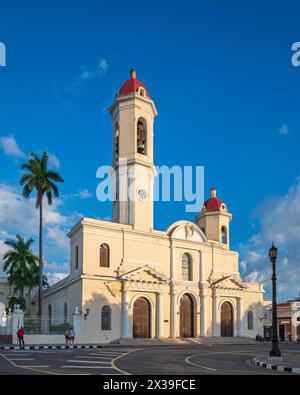 Kathedrale von Cienfuegos, mit Blick auf Parques Jose Marti, Cienfuegos, Kuba Stockfoto