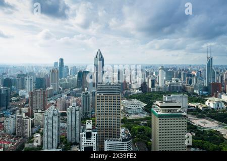 Shanghai City am Sommertag - viele Wolkenkratzer mit Büros in China, Blick vom K11 Gebäude Stockfoto