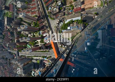 Hochmodernes Glasgebäude und Wohngebiet in großer Stadt an sonnigem Tag, Blick von oben Stockfoto