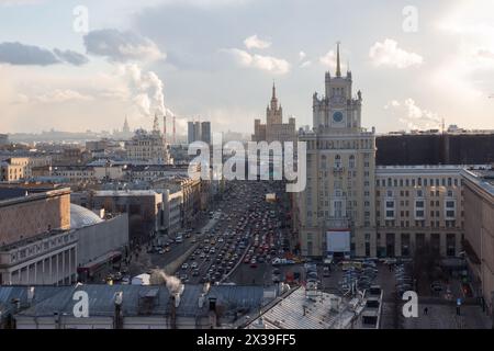 Gartenring, Theater der Satire, Stalin-Wolkenkratzer am Kudrinskaja-Platz am Abend in Moskau Stockfoto