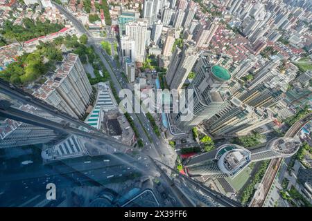 Hohes Glasgebäude und Wohngebiet in großer Stadt an sonnigem Tag, Blick von oben Stockfoto