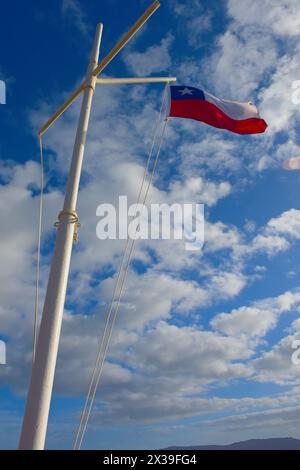 Chilenische Flagge am Kap Horn. Das Kap wurde 1616 vom Seefahrer Willem Schouten, Kapitän der „Eendracht“, entdeckt. Stockfoto