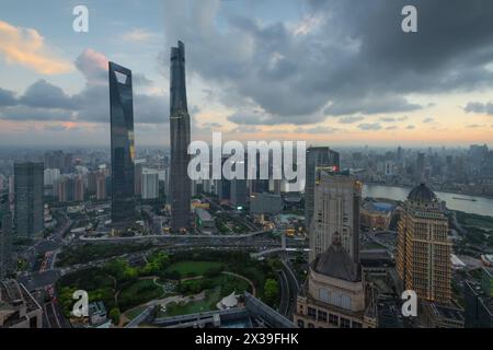 SHANGHAI - 13. August 2015: Jin Mao Tower, Shanghai Tower, Shanghai World Financial Center am Abend, Blick vom IFC Hotel, 990 Wolkenkratzer in Shangh Stockfoto