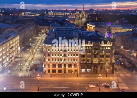 Sängergebäude, abendliche Newski-Straße, Spas-na-krovi-Kathedrale in St. Petersburg, Russland bei Nacht Stockfoto