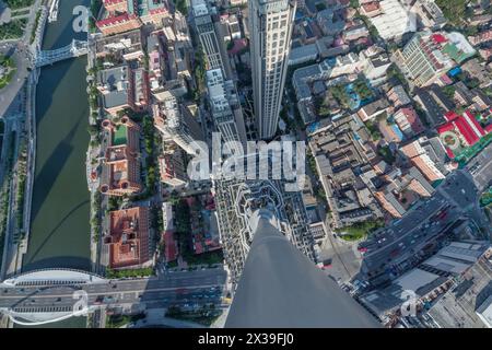 Hochmodernes Gebäude und Bürobereich in großer Stadt, Blick von oben an sonnigen Tagen in Tianjin, China Stockfoto