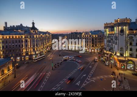 ST. PETERSBURG, RUSSLAND - 30. April 2016: Leo-Tolstoi-Platz in der Nacht, der Platz wurde Anfang des 20. Jahrhunderts erbaut Stockfoto