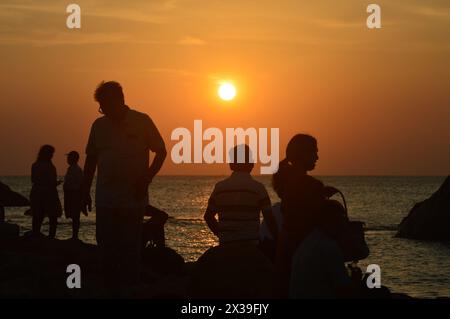 Kanyakumari, Tamilnadu, Indien 30. April 2024. Silhouette Bilder von Touristen und Reisenden am Kanyakumari Strand Tamilnadu Indien beobachten Sonnenuntergang. Stockfoto