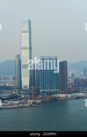 International Commerce Centre, moderne Autobahn, Hafen am Meer in Hongkong, China, Blick vom China Merchants Tower Stockfoto