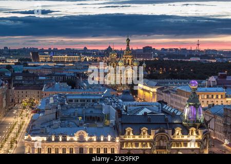 Sängergebäude, abendliche Newski-Straße, Spas-na-krovi-Kathedrale in St. Petersburg, Russland Stockfoto