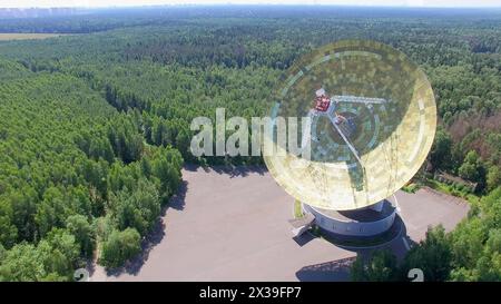 MOSKAU - 25. Juli 2015: TNA 1500 Antenne des Radioteleskops RT-64 Bärenseen in der Nähe des Waldes am sonnigen Sommertag. Luftaufnahme Stockfoto