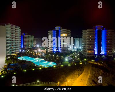 ALANYA, TÜRKEI - 16. August 2015: Gebäude und Pool des Komplexes My Marine Residence at Night, Luftbild Stockfoto