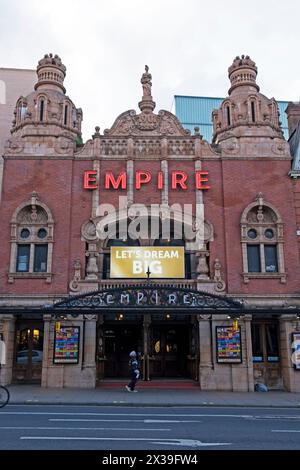 Vorderansicht der Außenfassade des alten Theatergebäudes Hackney Empire an der Mare Street in Hackney East London E8 England Großbritannien KATHY DEWITT Stockfoto