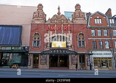 Vorderansicht der Außenfassade des alten Theatergebäudes Hackney Empire an der Mare Street in Hackney East London E8 England Großbritannien KATHY DEWITT Stockfoto