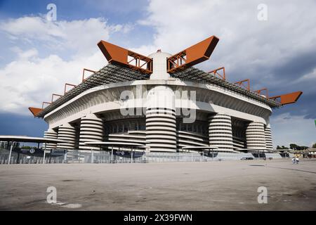 Mailand, Italien. April 2024. Mailand, Il Foglio Sportivo 2024 im Stadion San Siro anlässlich des Sportfestivals. Auf dem Foto: Eine Außenansicht des Stadions Credit: Independent Photo Agency/Alamy Live News Stockfoto