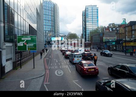 Blick auf die Außenfassade des modernen Gebäudes der White Collar Factory und den Bower Traffic am Old Street Silicon Roundabout Tech City London UK KATHY DEWITT Stockfoto