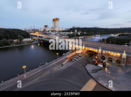 Russische Akademie der Wissenschaften und Andrejewski-Brücke am Abend, Moskau, Russland Stockfoto