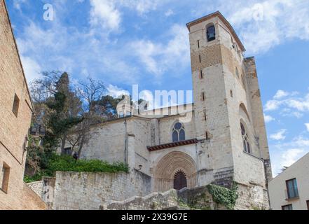 St.-Peters-Kirche vom Saint-Martins-Platz aus gesehen. Estella, Navarra, Spanien Stockfoto