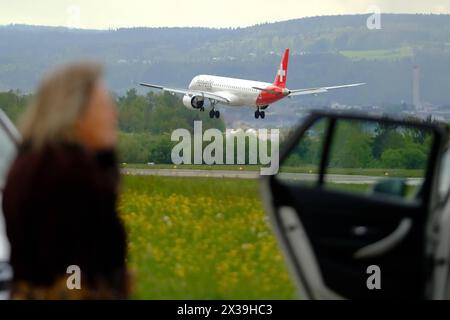 REKORDDATUM NICHT ANGEGEBEN Helvetic Airlines Embraer E195-E2 ERJ 190-400 STD mit Registrierung HB-AZK landet auf dem Flughafen Kloten, Zürich, während eine weibliche Spotterin aus ihrem Auto beobachtet Copyright: XSergioxBrunettix Stockfoto