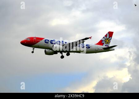 REKORDDATUM NICHT ANGEGEBEN Edelweiss Airlines Airbus A320-214 mit Registrierung HB-IHY landet am Flughafen Kloten, Zürich Copyright: XSergioxBrunettix Stockfoto