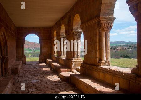 Atrium. Santa Maria de Tiermes Kirche, Tiermes, Provinz Soria, Castilla Leon, Spanien. Stockfoto