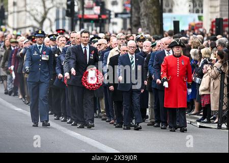 London, Großbritannien. April 2024. Prinz Edward, der Herzog von Edinburgh, nimmt an der ANZAC Day Zeremonie im Cenotaph Teil. (Foto: Robin Pope/NurPhoto) Credit: NurPhoto SRL/Alamy Live News Stockfoto