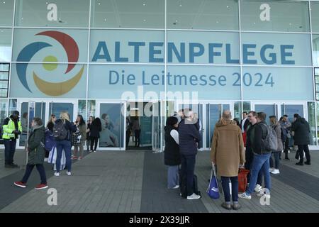 24.04. 2024 Essen, Messe Altenpflege in den Essener Messehallen. Die Messe gilt als Leitmesse der Pflegebranche und findet im jährlichen Wechsel mit Nürnberg als Ausrichtungsort statt. Eingang zur Messe. *** 24 04 2024 Essen, Altenpflege in den Essener Messehallen die Messe gilt als Leitmesse für den Pflegebereich und findet jedes Jahr im Wechsel mit Nürnberg als Messeeingang statt Stockfoto