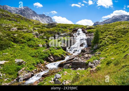 Wasserstrom in den französischen Alpen. Peisey Valley, Savoie, Frankreich. Wunderschöne Natur Bergtal Landschaft Hintergrund. Stockfoto