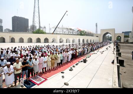 Dhaka, Wari, Bangladesch. April 2024. Muslime bieten spezielle Gebete für Regen in Dhaka am 25. April 2024. Tausende von Bangladeschen haben am 24. April für Regen in Städten und ländlichen Städten gebetet, als eine extreme Hitzewelle das Land traf und die Behörden zwang, Zehntausende Schulen und Seminare zu schließen, sagten Beamte. (Kreditbild: © Habibur Rahman/ZUMA Press Wire) NUR REDAKTIONELLE VERWENDUNG! Nicht für kommerzielle ZWECKE! Stockfoto