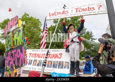 Washington, District of Columbia, USA. April 2024. Demonstranten stehen vor dem Obersten Gerichtshof der Vereinigten Staaten am Donnerstag, 25. April 2024 in Washington, District of Columbia. Das Gericht hörte mündliche Argumente zur Frage der Immunität des Präsidenten. (Kreditbild: © Eric Kayne/ZUMA Press Wire) NUR REDAKTIONELLE VERWENDUNG! Nicht für kommerzielle ZWECKE! Stockfoto