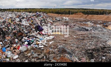 Große Mülldeponie in der Nähe der Metropole. Blick von der Drohne. Stockfoto