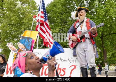 Washington, District of Columbia, USA. April 2024. Demonstranten stehen vor dem Obersten Gerichtshof der Vereinigten Staaten am Donnerstag, 25. April 2024 in Washington, District of Columbia. Das Gericht hörte mündliche Argumente zur Frage der Immunität des Präsidenten. (Kreditbild: © Eric Kayne/ZUMA Press Wire) NUR REDAKTIONELLE VERWENDUNG! Nicht für kommerzielle ZWECKE! Stockfoto