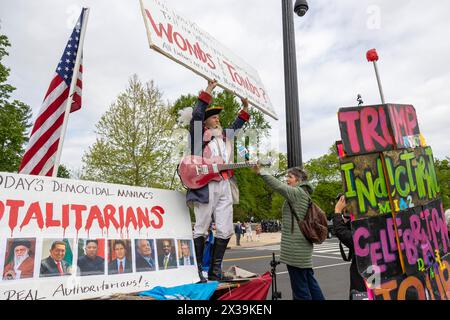 Washington, District of Columbia, USA. April 2024. Demonstranten stehen vor dem Obersten Gerichtshof der Vereinigten Staaten am Donnerstag, 25. April 2024 in Washington, District of Columbia. Das Gericht hörte mündliche Argumente zur Frage der Immunität des Präsidenten. (Kreditbild: © Eric Kayne/ZUMA Press Wire) NUR REDAKTIONELLE VERWENDUNG! Nicht für kommerzielle ZWECKE! Stockfoto