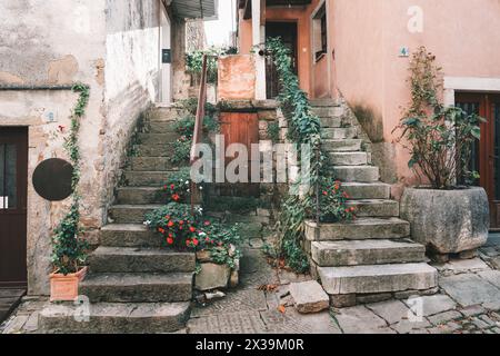 Charmantes kleines Dorf in Kroatien, das istrische Toscana genannt wird, mit Steinmauern und schönen Türen und Fenstern. Stockfoto