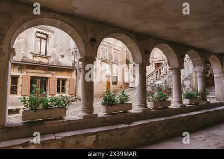 Charmantes kleines Dorf in Kroatien, das istrische Toscana genannt wird, mit schönen Bögen. Stockfoto