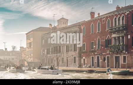 20-11-2017- Venedig, Italien. Touristen kommen früh am Morgen mit dem Schnellboot über den Cannaregio-Kanal an. Leute, die an Bord stehen und Fotos machen Stockfoto